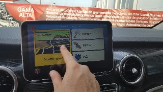 Instalación de pantalla táctil apta para Mercedes con navegación.